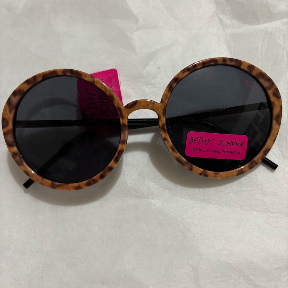 NWT Betsey Johnson Stylish Round Tortoise Sunglasses - Brown/Black
